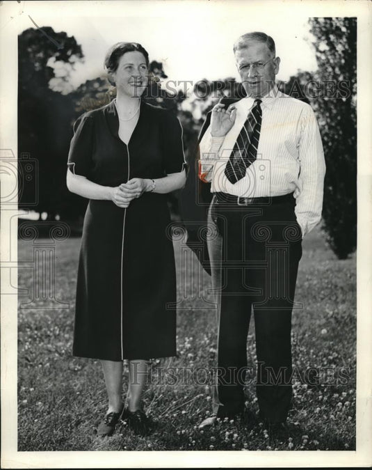 1953 Press Photo Mr Jeker 7 his wife in a field - Historic Images