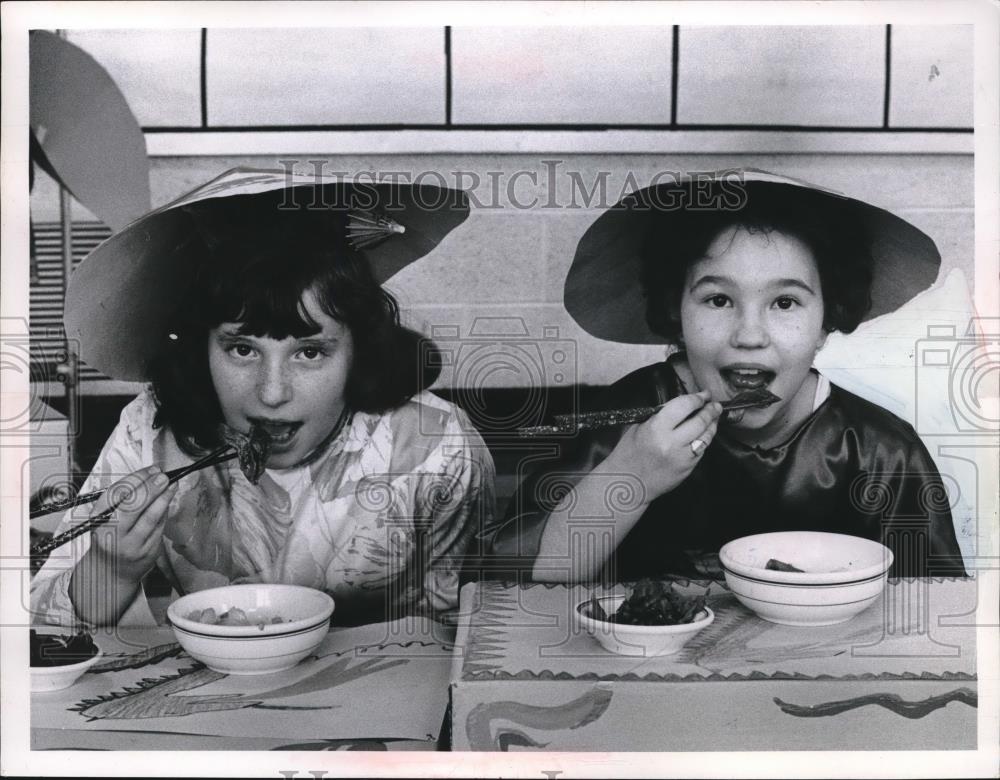 Press Photo Gay Polensky, C ynthia Cufferson at a school dinner in Cleveland - Historic Images