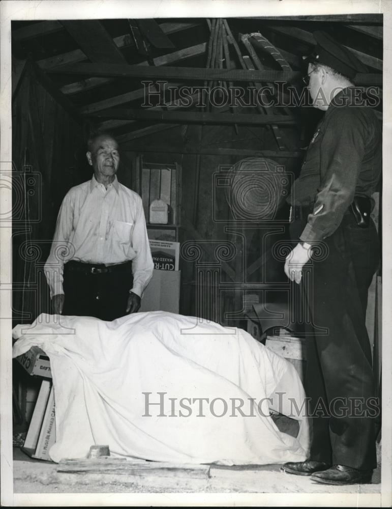 1940 Press Photo Mary Wong Sam, Officer James Nelson, and body - Historic Images