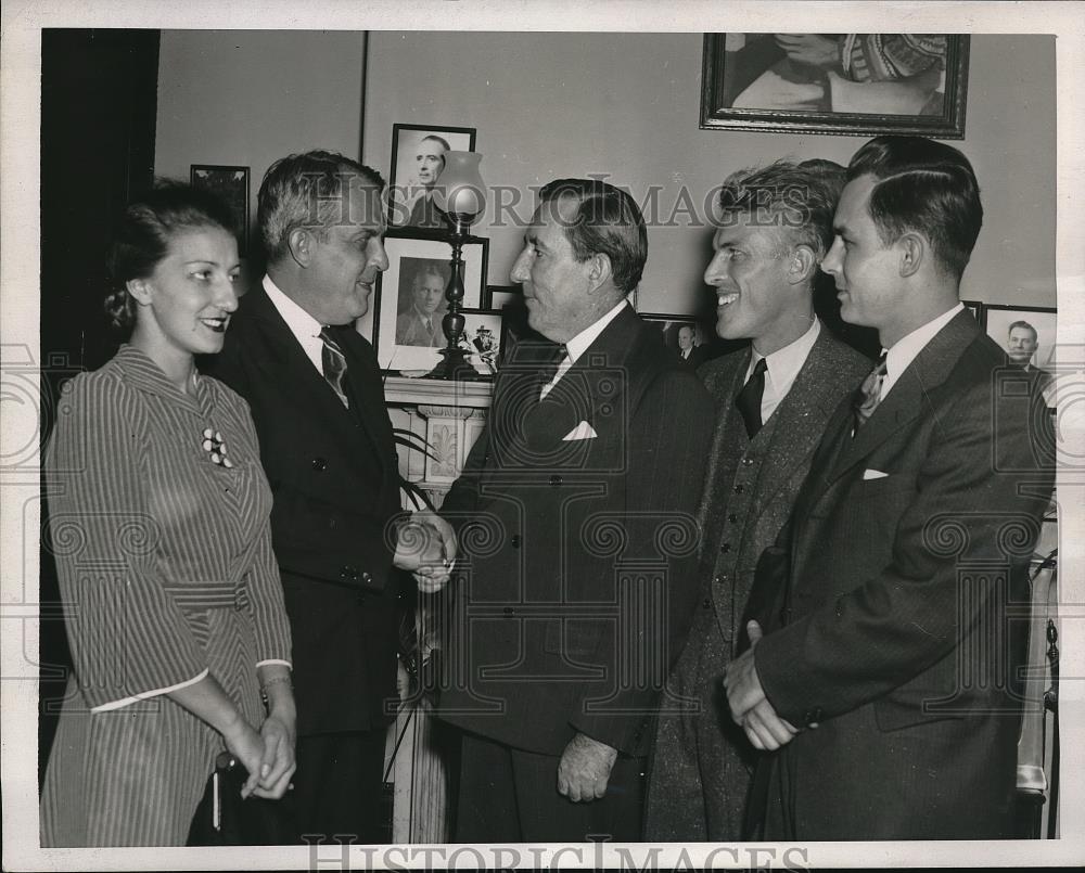 1940 Press Photo Waybright Family Thelma, Edgar Sr. and Jr. Roger senator Claude - Historic Images