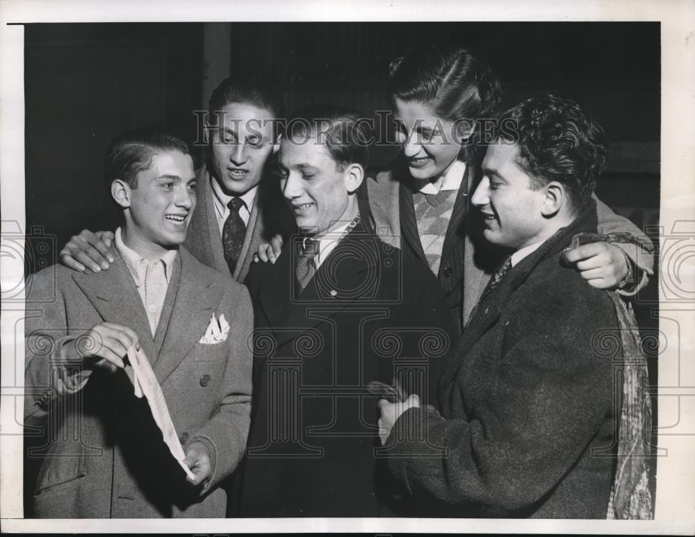 1946 Press Photo Carmen Grassia shows up his induction in U.S. Forces to family - Historic Images