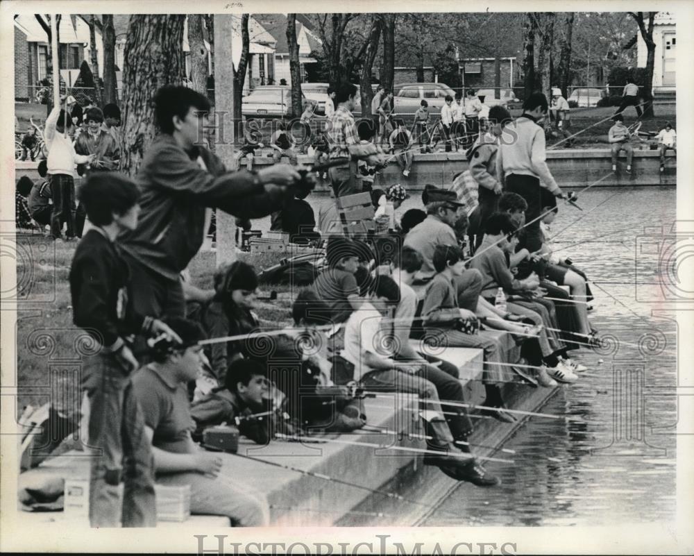 1972 Press Photo Fishing Derby Ridgewood Lake, Parma - Historic Images