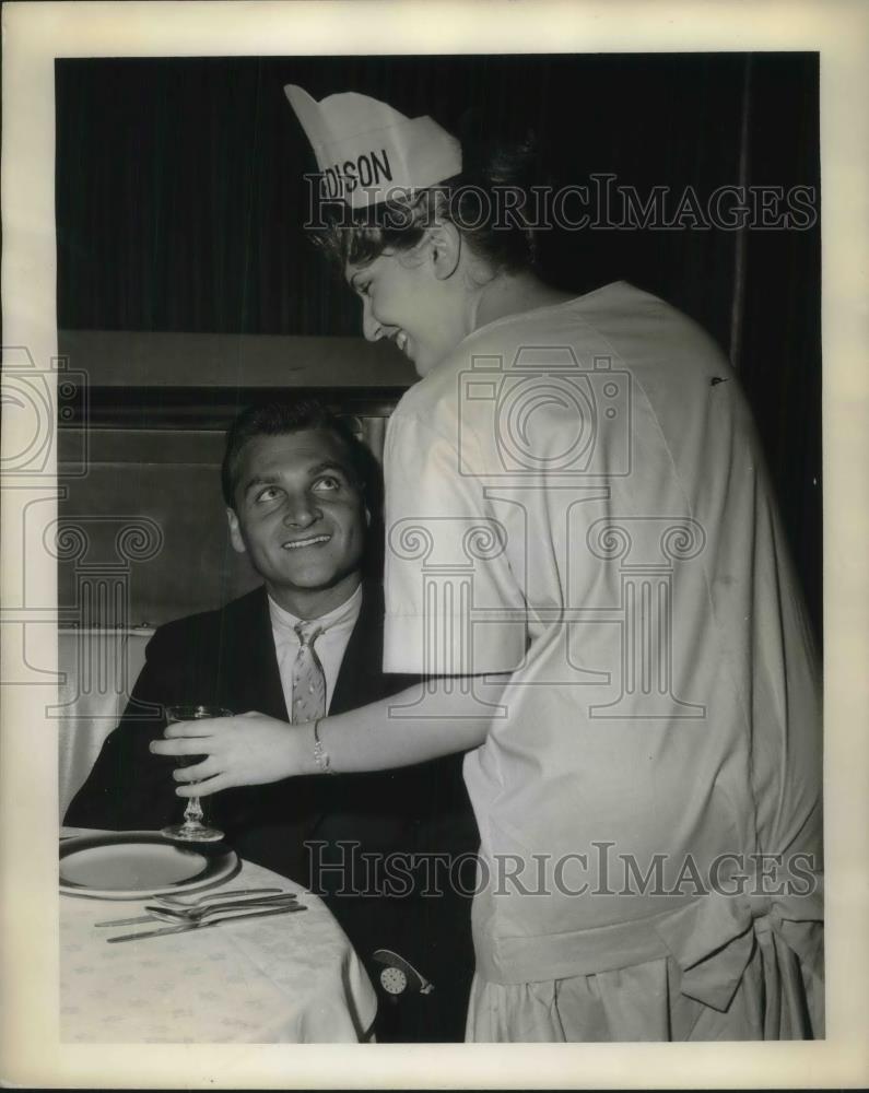 1958 Press Photo Sack waitress Uniform Elisa schisser serves Jack DeLeon - Historic Images