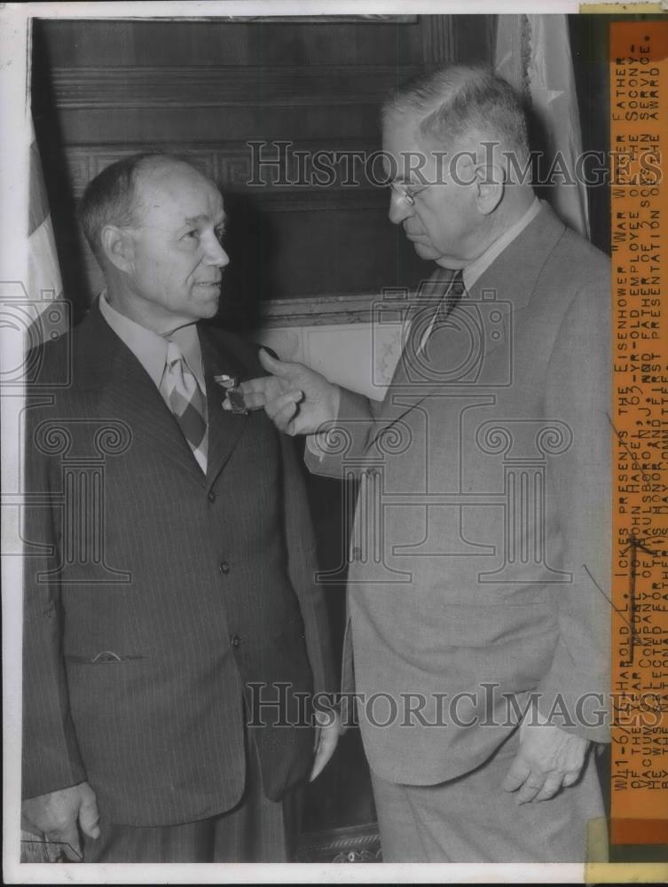 1944 Press Photo Harold L. Ickes Presents The Eisenhower &quot;War Worker Father&quot; - Historic Images