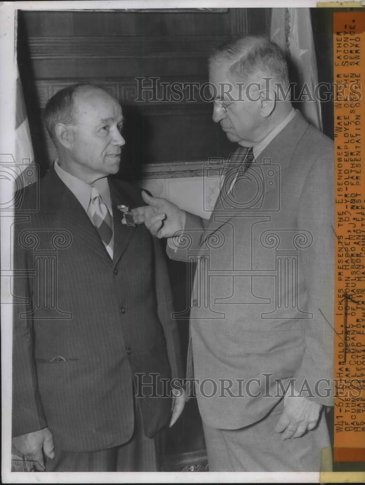 1944 Press Photo Harold L. Ickes Presents The Eisenhower "War Worker Father" - Historic Images