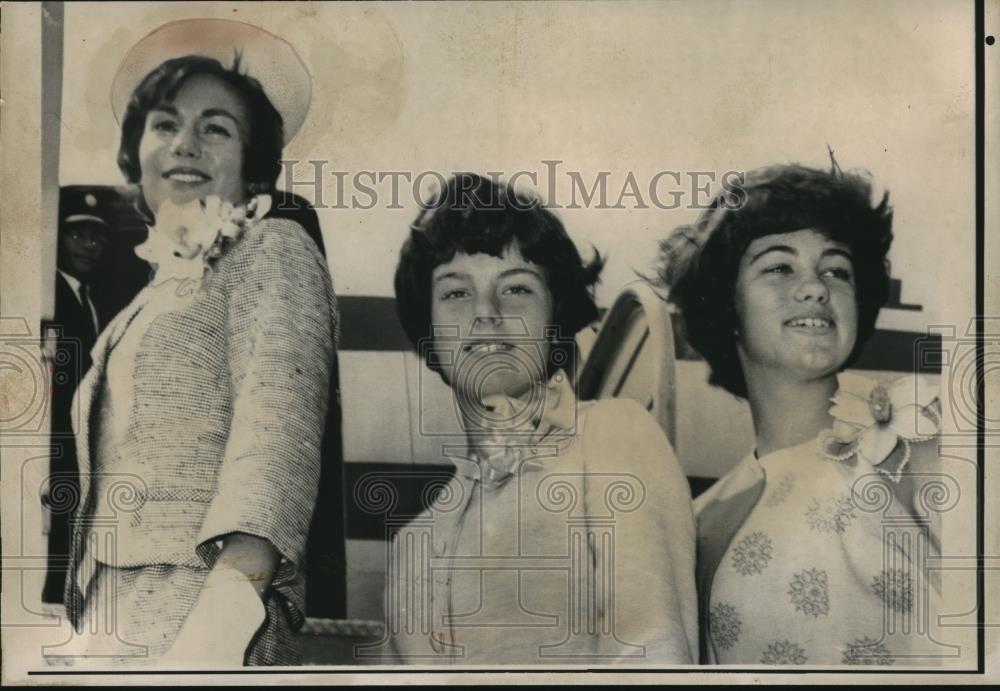 1963 Press Photo Cooper family flies to Honolulu to meet Astronaut Dad/husband - Historic Images