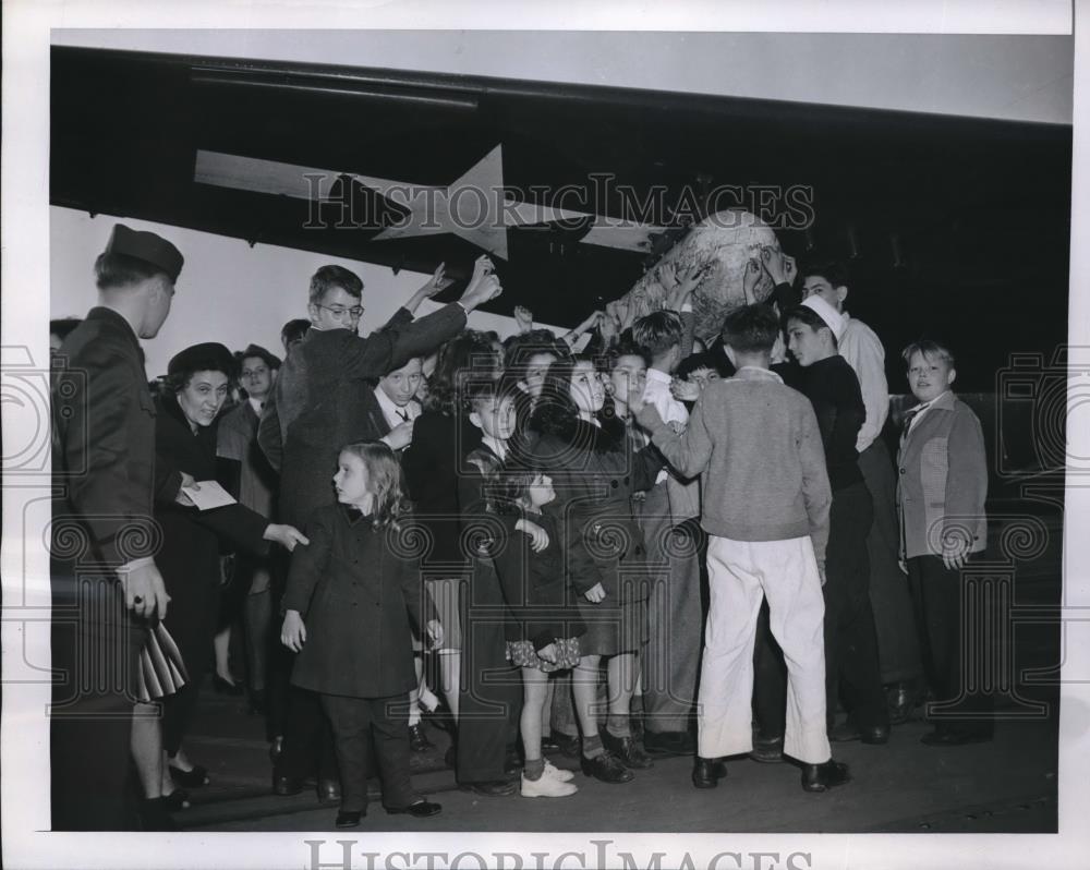 1945 Press Photo NYC, Children on Carrier Monterey on bomber flight deck - Historic Images