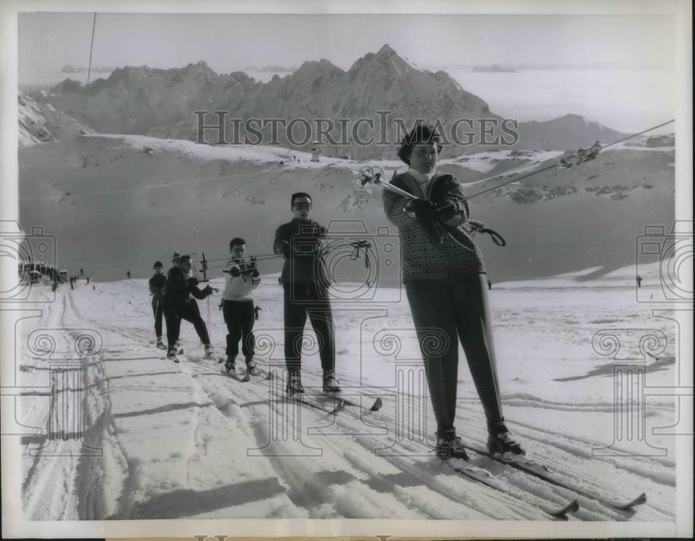 1959 Press Photo Skiers On The Line In Garmisch Partenkircen West Germany - Historic Images
