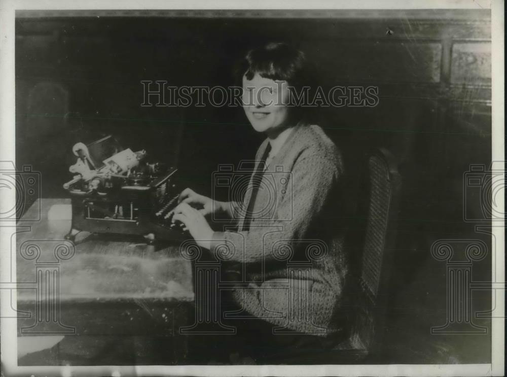 1929 Press Photo Miss Edith Mitchell An English Girl Shown At Her Machine - Historic Images