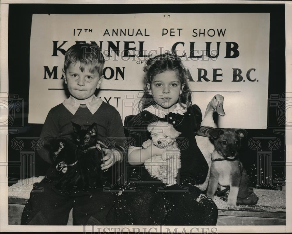 1939 Press Photo Annual pet show in NYC,T Gannon,L Decci, &amp; their pets - Historic Images