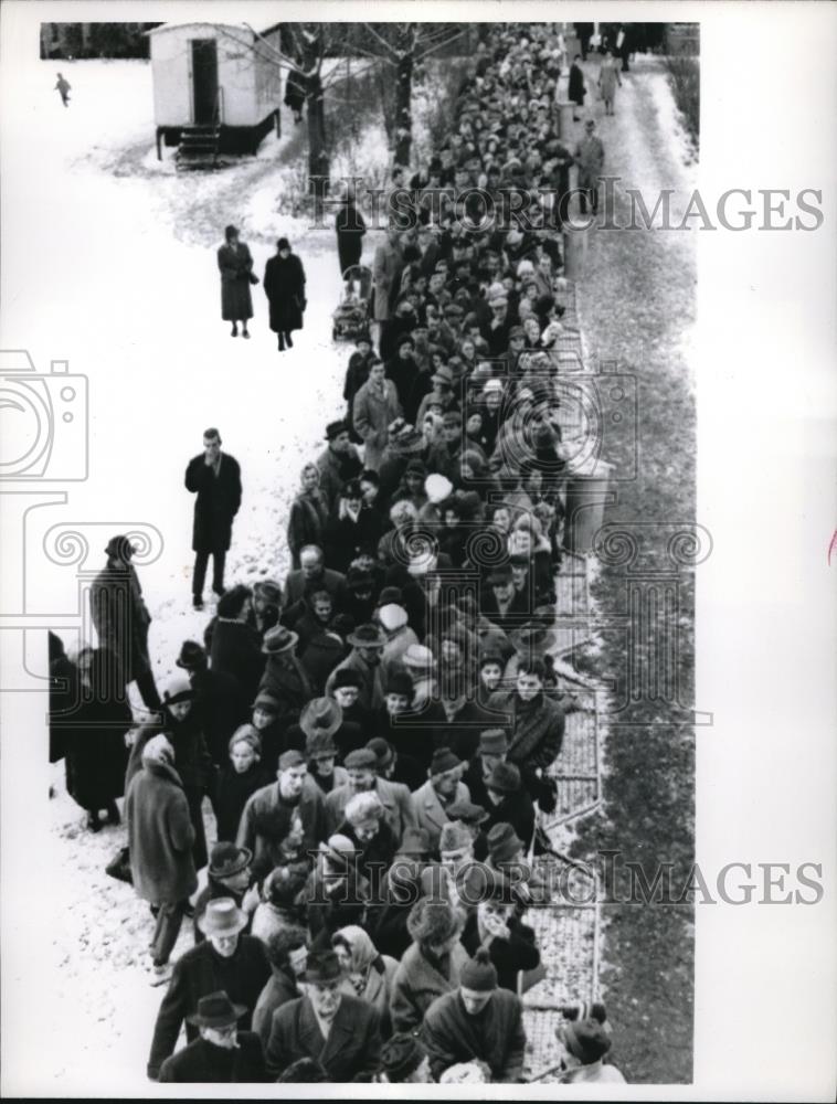1963 Press Photo West Berlin residents line up outside Richard School Neukolin - Historic Images