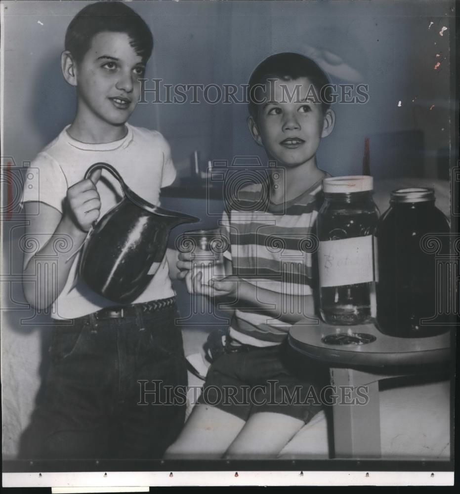 1956 Press Photo Baltimore&#39;s famous &#39;water babies&#39; Robert and Jacob Werner - Historic Images