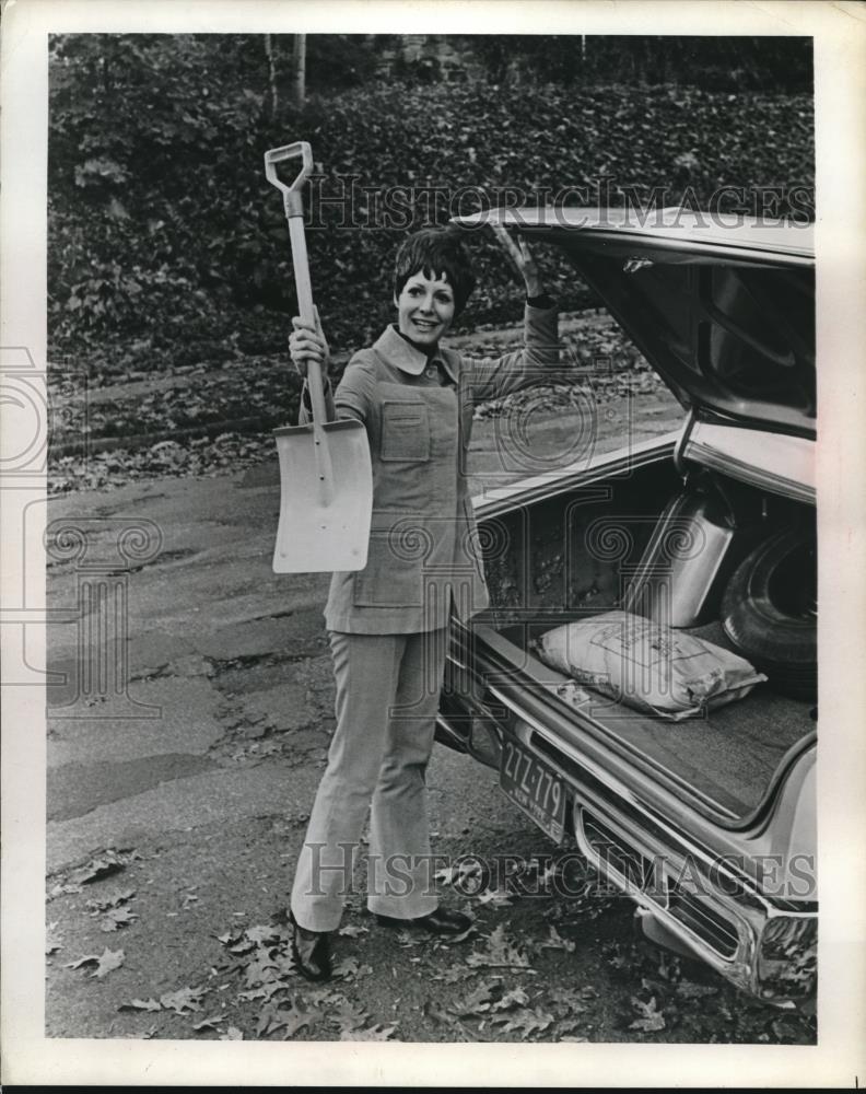 Press Photo Women Getting Shovel out Of Car - Historic Images