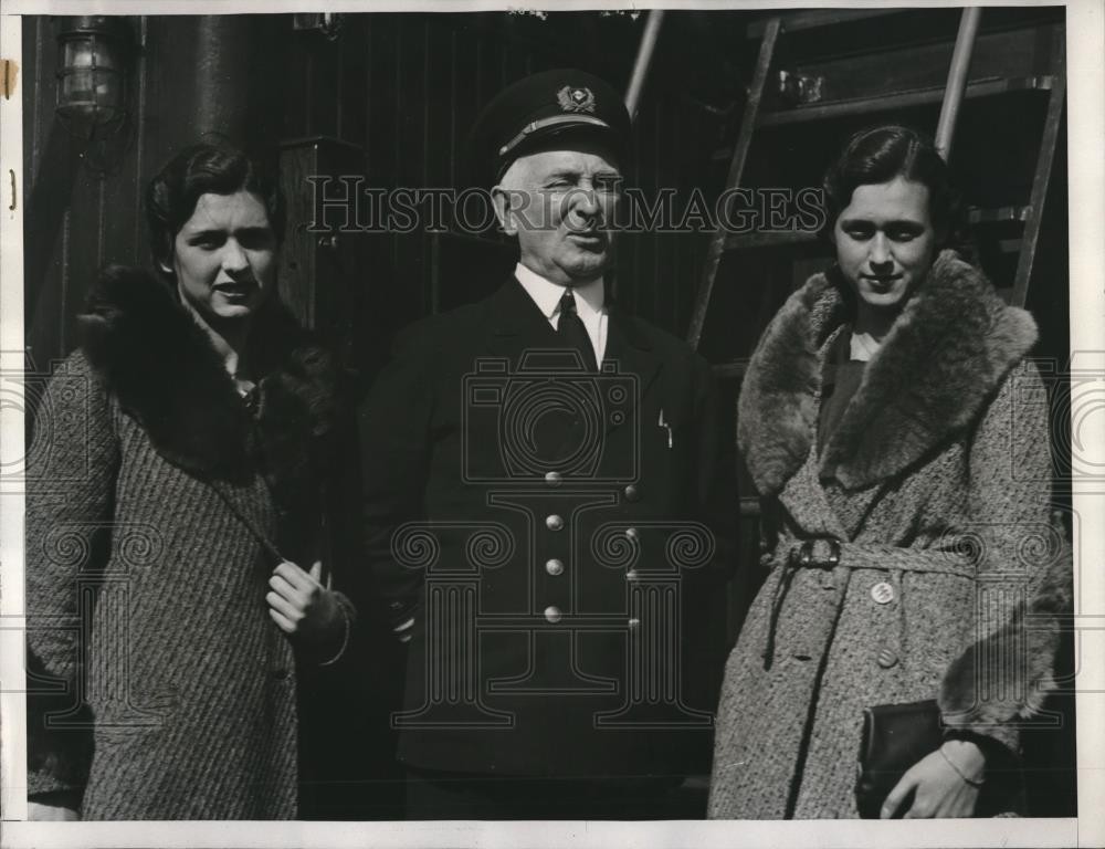 1933 Press Photo German Girls Lily &amp; Alida Oldenbourg Headed Home in Colime - Historic Images