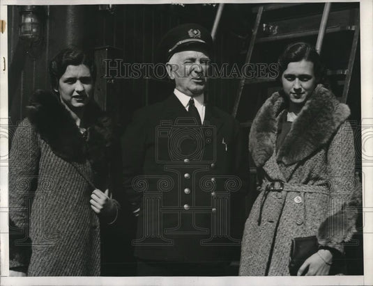 1933 Press Photo German Girls Lily & Alida Oldenbourg Headed Home in Colime - Historic Images