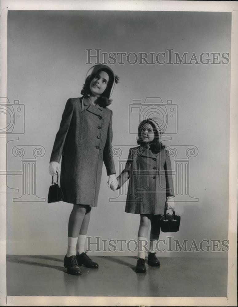 1939 Press Photo Sister&#39;s Marching Herringbone Tweed Coats - Historic Images