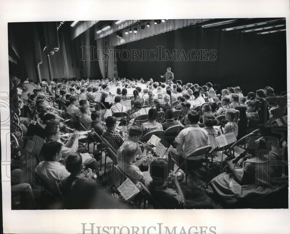 1961 Press Photo Conductor Marion Anderson &amp; Youngsters of Local School Orchestr - Historic Images