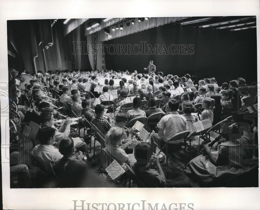 1961 Press Photo Conductor Marion Anderson & Youngsters of Local School Orchestr - Historic Images