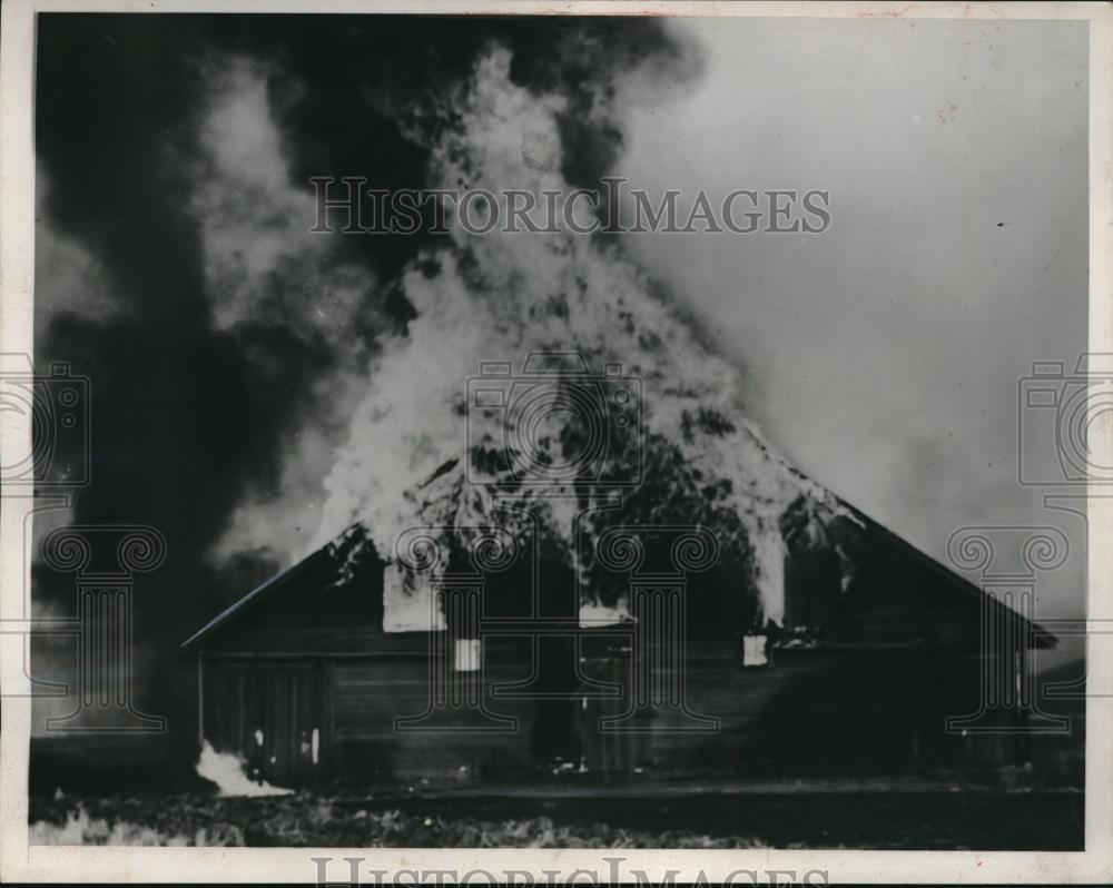 1939 Press Photo Barn Ablaze in Southeastern Washington Farm - Historic Images