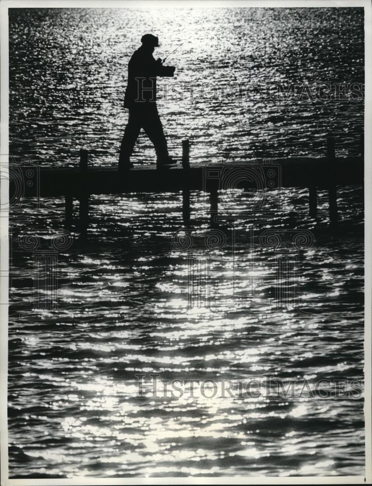 1974 Press Photo fisherman on pier of Lake Calhoun in Minneapolis - Historic Images