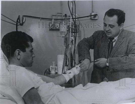1970 Press Photo Dr Morrell Avram Director of Long Island Renal Unit & Kidney Ma - Historic Images