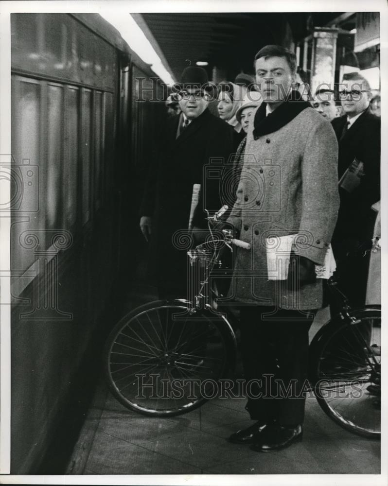 1966 Press Photo Frank MoAlonan boarding train in Rosedale, Queens - Historic Images