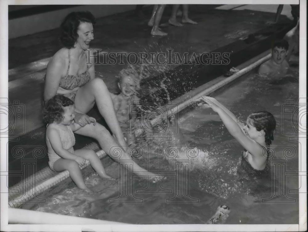 1949 Press Photo Estes Kefauyer wife of Tennessee Senator &amp; their kids in a pool - Historic Images