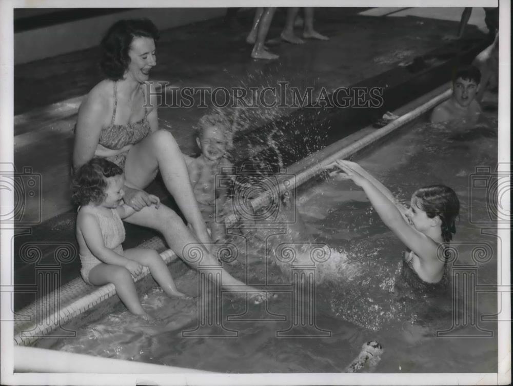 1949 Press Photo Estes Kefauyer wife of Tennessee Senator & their kids in a pool - Historic Images