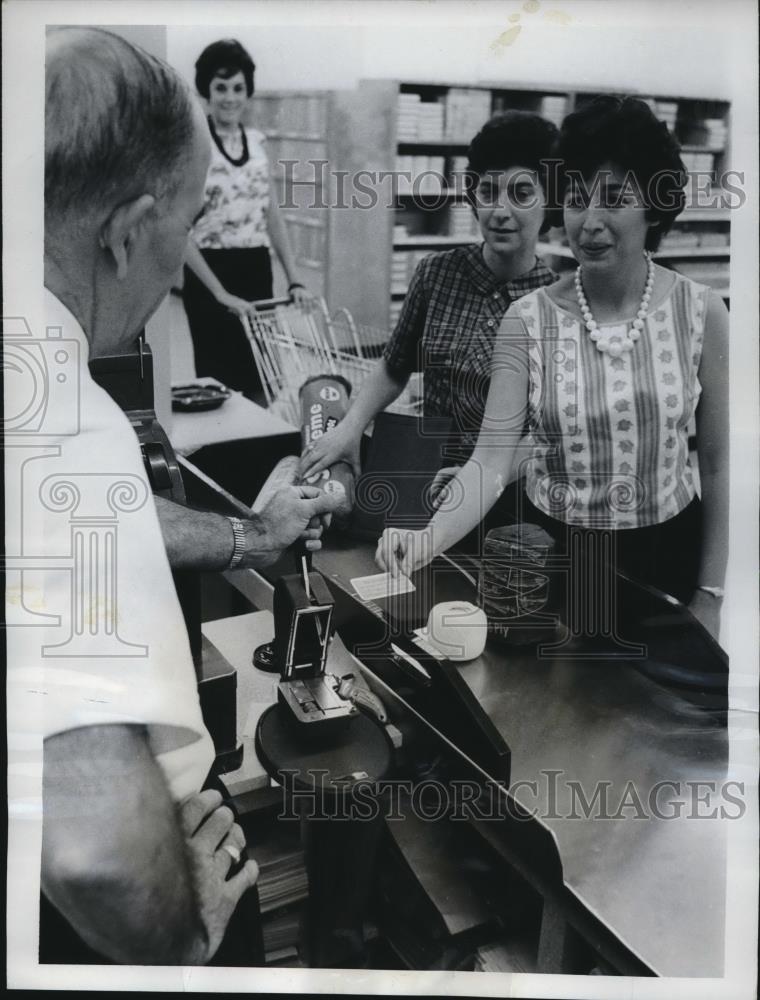 1962 Press Photo NYC, new Govt supermarket, Jeanne Miranda at store - Historic Images