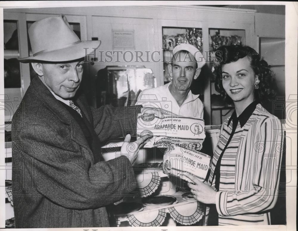 1947 Press Photo M.A. Witke, Bread Baker C.A Rankin &amp; Dorothy Wilson - Historic Images