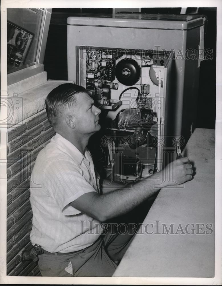 1956 Press Photo Alfred Schumacher Manager Kansas City Toll Bridge Over Missouri - Historic Images