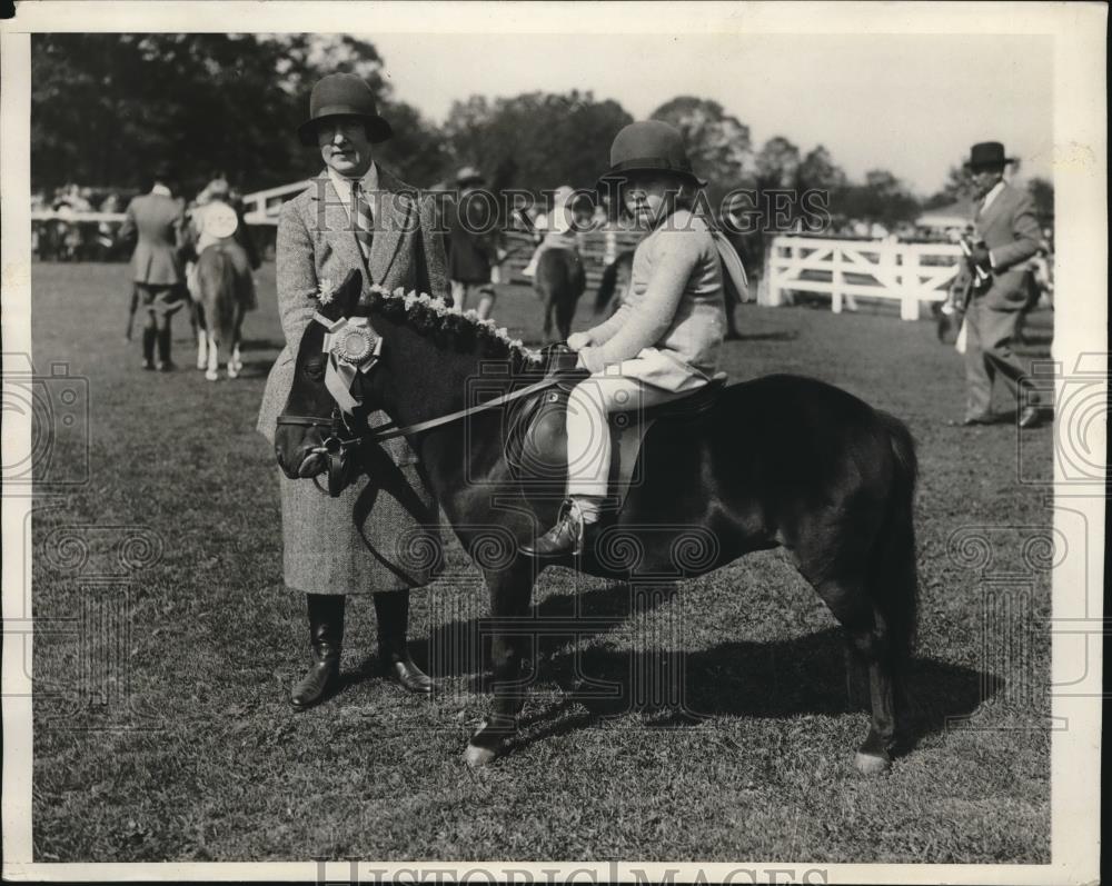 1929 Press Photo Madeline Arica West blue ribbon winner in Children Pony Class - Historic Images