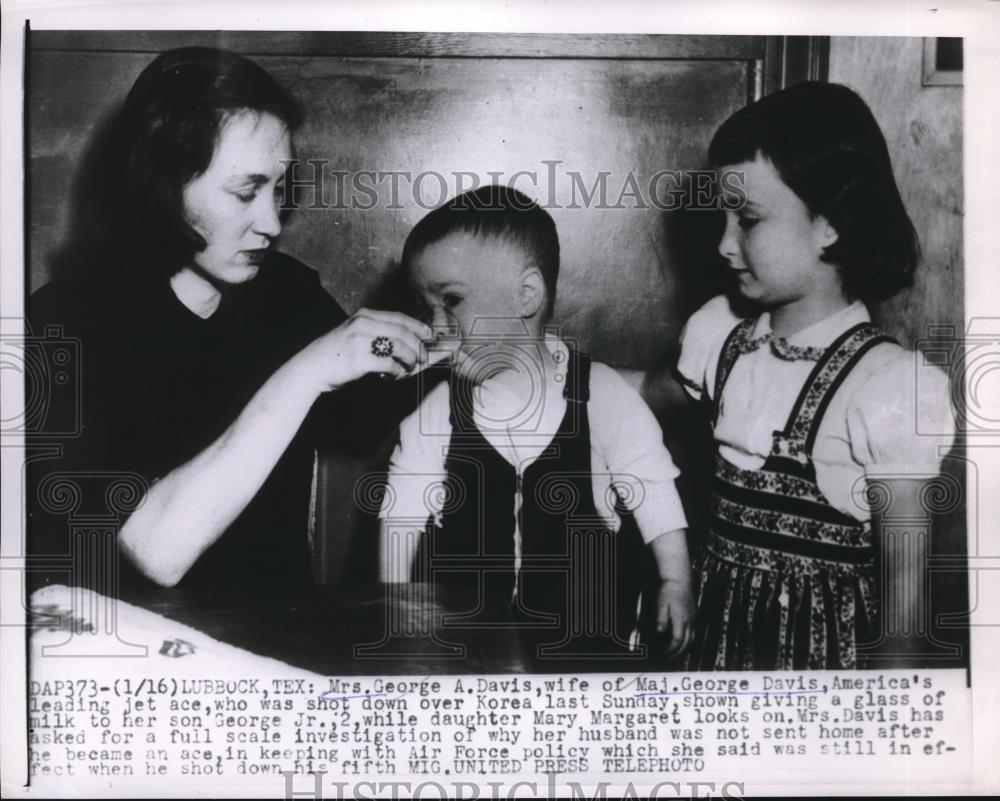 1952 Press Photo Mrs. George Davis Wife of Maj. Goerge Davis and children - Historic Images