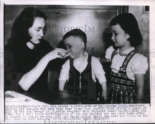 1952 Press Photo Mrs. George Davis Wife of Maj. Goerge Davis and children - Historic Images