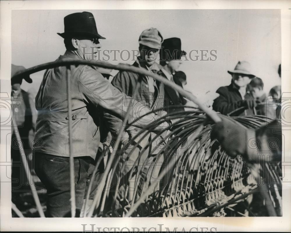 1940 Press Photo Auctioneer Chatters Rake Sold for $4 - Historic Images