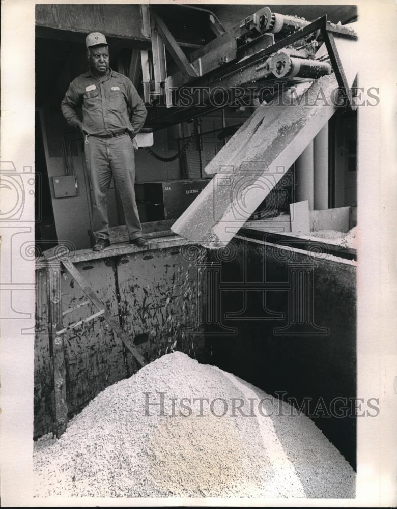 1971 Press Photo Wash.Jim Lassiter at the Pentagon with shredded documents - Historic Images