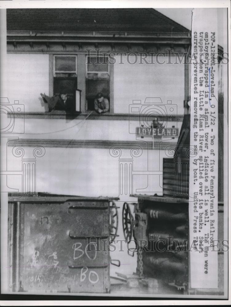 1959 Press Photo Loveland, Ohio men trapped in RR signal tower during flood - Historic Images