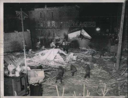 1934 Press Photo Firemen & Police men searching through the wreckage in Chicago - Historic Images