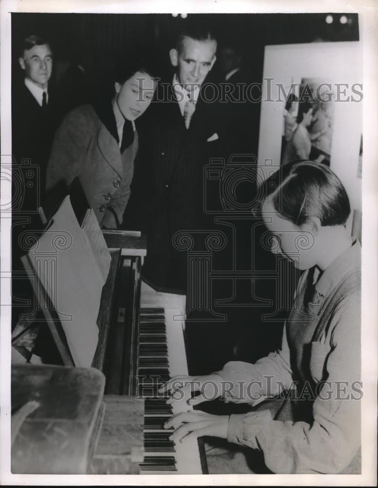 1955 Press Photo London, Pianist Christine Ives, Queen Elizabeth II watches - Historic Images