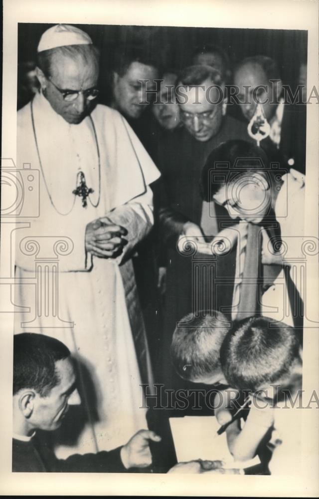 1948 Press Photo Pope Pius w/ children victims of war as his audience in Vatican - Historic Images