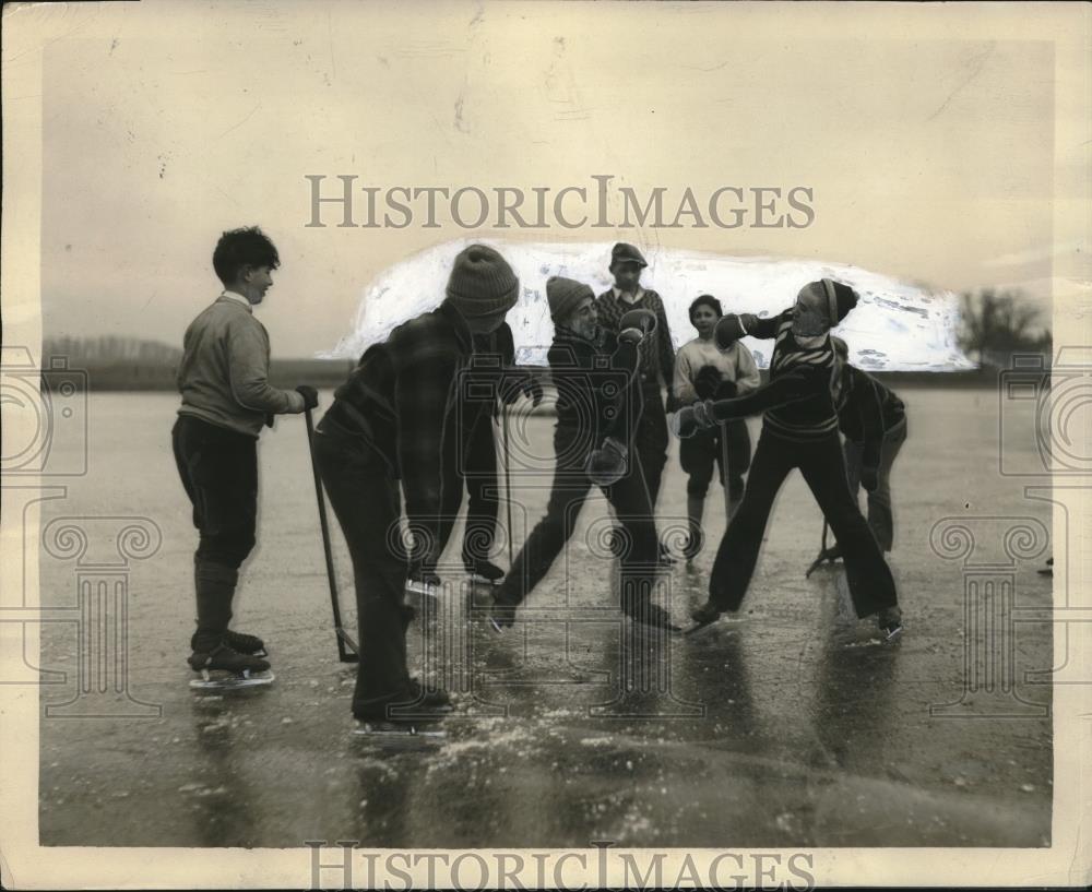 1929 Press Photo HAstings Lake YMCA camp, skaters in Lake Villa, Ill - Historic Images