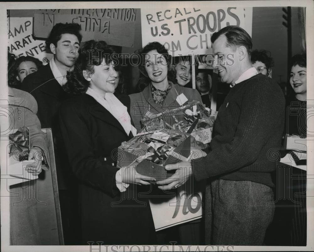 1945 Press Photo Students Bring Baskets of Food for General Motors Strikers - Historic Images