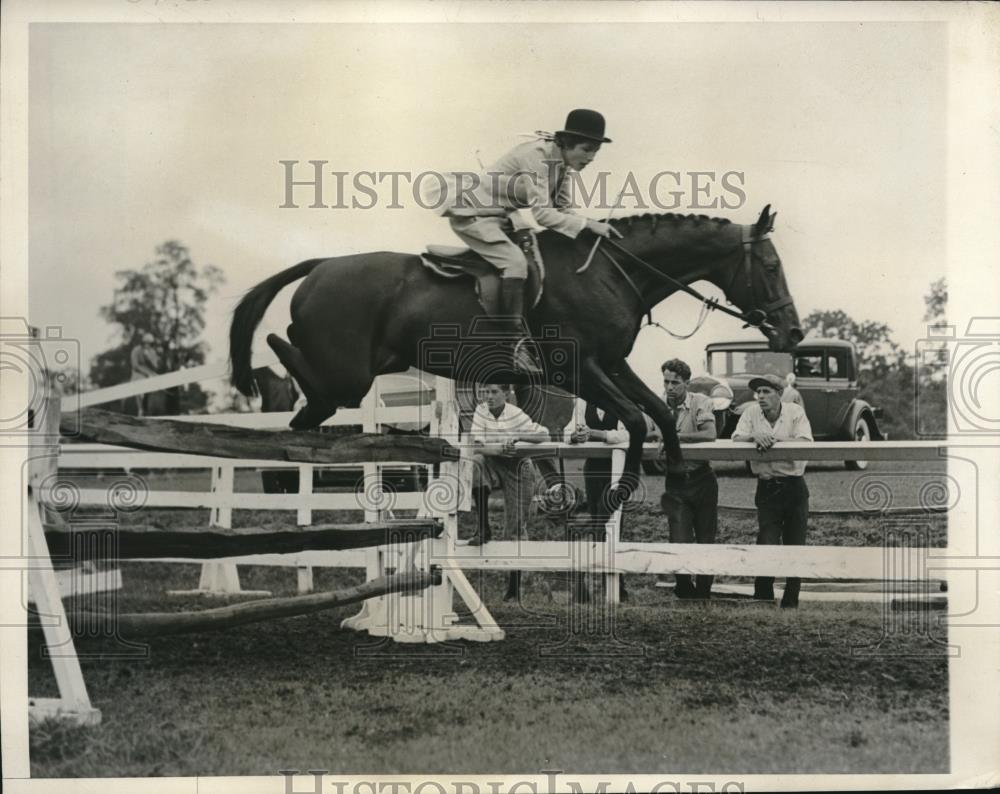 1932 Press Photo Miss Betty West riding Cara Picina at Huntington Horse Show - Historic Images