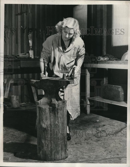 1940 Press Photo Philadelphia, Pa. Elsie Fox in metal working shop - Historic Images