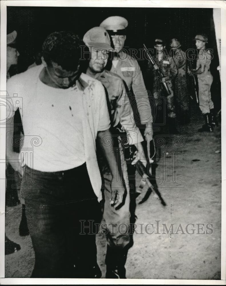 1968 Press Photo National Guardsmen Arrest Suspect at Pres Arnulfo Headquarters - Historic Images