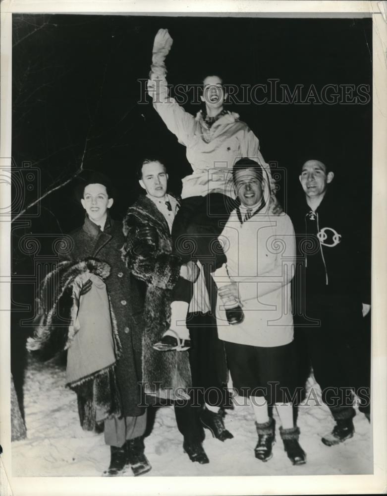 1941 Press Photo College Students in the Snow - Historic Images