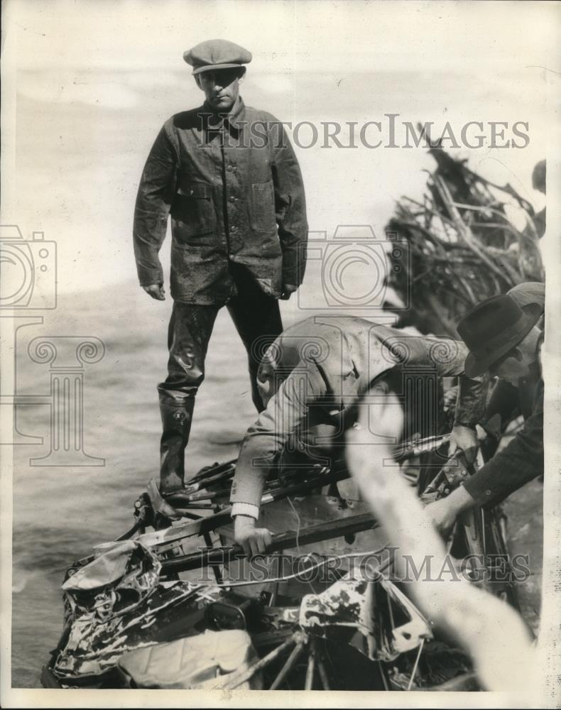 1930 Press Photo LB Drumnick Found Floating Wreckage - Historic Images