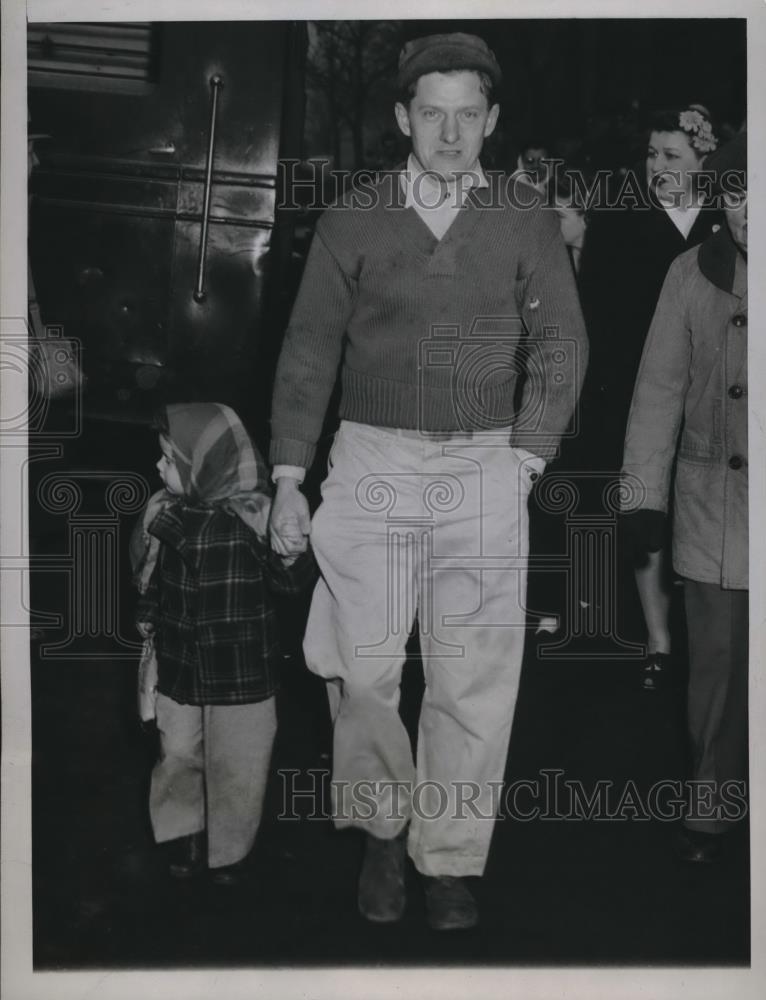 1947 Press Photo Chicago, Ill Small child as mom is locked up during CIO strike - Historic Images