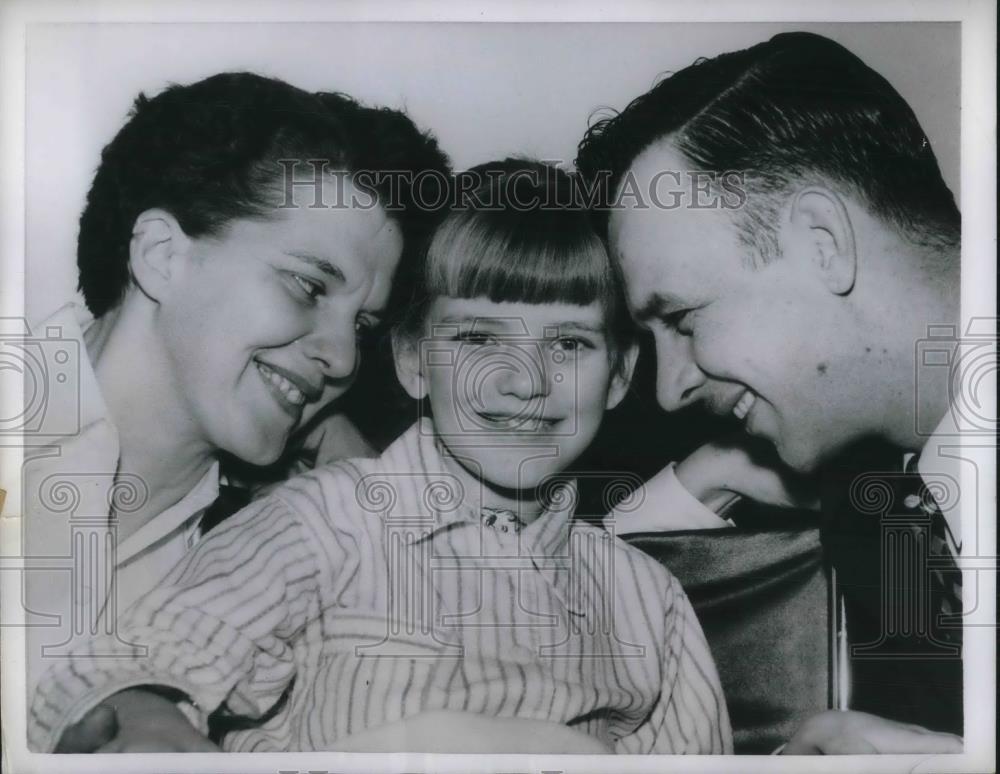 1958 Press Photo Young Johanne Lazorack with Parents after Heart Operation - Historic Images