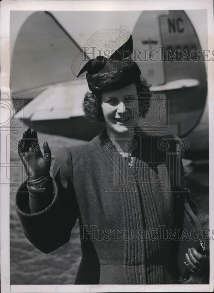 1941 Press Photo Mrs. John Gilbert Winant Waves as She Catches Plane - Historic Images